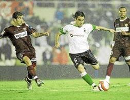 Duscher, entre Maresca y Luis Fabiano, en un partido entre el Racing y el Sevilla de la pasada temporada. / M. DE LAS CUEVAS/