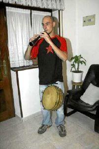 Javier Marcos Nazábal tocando la dulzaina y con la caja de latón y piel que heredó de su bisabuelo Leandro. / SANE/