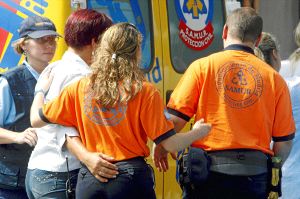 Los servicios de emergencia atienden a un familiar de una víctima en la catástrofe de Spanair. / EFE/