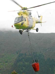 El 'helibalde' o 'bamby' es el depósito que los helicópteros llenan de agua para apagar incendios. / M. DE LAS CUEVAS/
