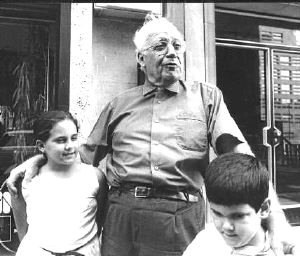 Monseñor José María Cirarda abraza a dos niños. / DM/