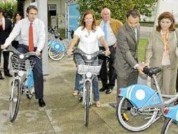 El alcalde y María José Gonzalez estrenaron las nuevas bicicletas. / DANIEL PEDRIZA/
