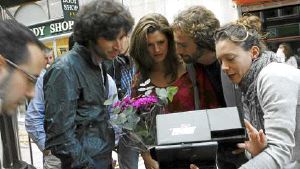 Valerio Veneras, Catalina Londoño, Agustín Ruiz y Lilí Cabrera visionan una toma./