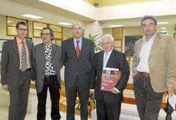 El grupo de coordinadores flanquea al rector Gutiérrez-Solana, en la presentación del libro. / SE QUINTANA/