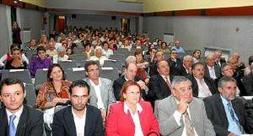 Unas 150 personas asistieron ayer a los actos del XX Aniversario del Hermanamiento con Cenon . / R. S./