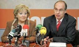 José Antonio Cagigas acudió ayer a la sede del PP de Castro Urdiales. / A. VERANO/
