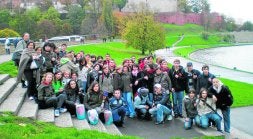 Los estudiantes con los profesores que les acompañaron, junto al castillo de Wabel, Cracovia. / DM/