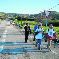 Los participantes, en plena marcha. /ROBERTO ALONSO/