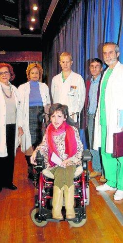 Virginia Felipe, con el equipo médico que la atendió. / EFE/