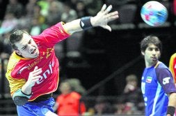 El jugador español Carlos Ruesga lanza un balón contra la portería kuwaití, durante el partido de ayer. / EFE/