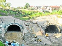 Bocas del túnel que atraviesa el Alto la Morcilla. / DANIEL PEDRIZA/