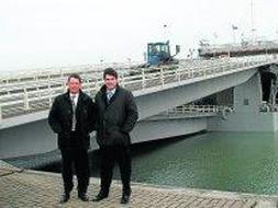 Christian Manrique (derecha) y Jan Vannieuwenburg, en el puerto belga de Zeebrugge. / DM/