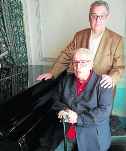 Enrique Franco, en primer término, junto al compositor catalán, Joan Guinjoan, en un homenaje al crítico fallecido. / EFE/