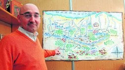 Rodríguez Leal, junto a la cartografía imaginaria de su relato, presenta el sábado 'El arco del Druida'. / PEDRIZA/