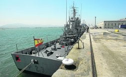 El patrullero Marola atracado en el muelle frente a la Comandancia. /ANDRÉS FERNÁNDEZ/