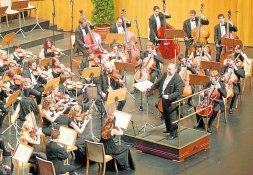 Csaba al frente de la Orquesta Freixenet, anoche, en el Palacio de Festivales. /SE QUINTANA/