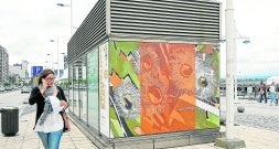 Imagen de una marquesina en Castelar con la obra de Luis Gordillo, 'Deslumbramiento'. / BELÉN PEREDA/