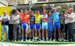 Sobre estas líneas, el podio final del Circuito Cántabro júnior. A la derecha, la llegada a meta del ganador de la última etapa, Romain Guillemois. / FOTOS: SANE/