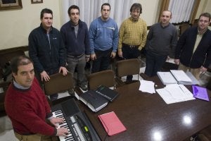 Jesús Carmona dirige a la agrupación santanderina. /R. RUIZ/
