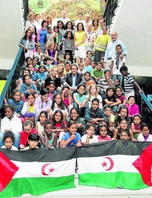 Los niños saharauis se fotografiaron con el alcalde en la escalinata del Ayuntamiento. / A. FERNÁNDEZ/