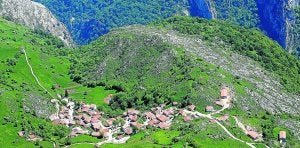 Vista de Tresviso, el único pueblo cántabro integrado por completo dentro del Parque Nacional de los Picos de Europa. / DM/