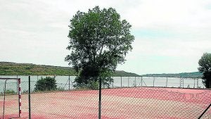 Pista deportiva, con el pantano del Ebro al fondo. / J. L. SARDINA/