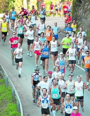 Un grupo de atletas durante la prueba de ayer. / R. RUIZ/