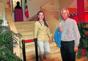 El catedrático Maximiano Trapero, junto a Camacho a su llegada./ P. G. B./