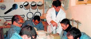 Los alumnos reciben la formación en el Programa de Escuela Taller de cantería en las instalaciones de Laredo, para posteriormente aplicar su aprendizaje en las construcciones y rehabilitaciones en del paisaje de la Villa ./ INNOVA/