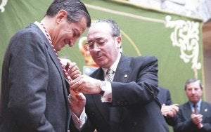 Adolfo Suárez fue el primero en recibir la Medalla de Oro del Parlamento. ::
ANDRÉS FERNÁNDEZ/