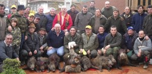 Componentes de la cuadrilla 61, capitaneada por Mariano Casares, junto a los ocho jabalíes que abatieron en el lote lebaniego de Onquemada. ::
DM/