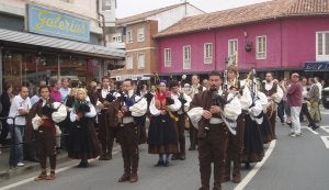 Banda de gaitas en el pasacalles por Unquera con motivo de la séptima edición de esta fiesta. :: V.C./