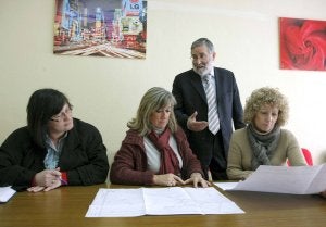 Tezanos presentó en el IES Zapatero Domínguez el proyecto del nuevo pabellón deportivo. :: DM/