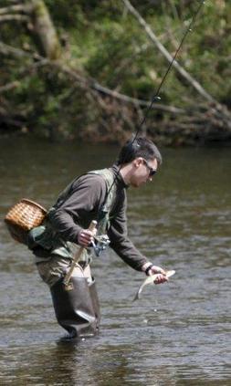 Los pescadores se estrenaron ayer con la trucha. :: DANIEL PEDRIZA/