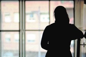 Mariam Rawi, fotografiada de espaldas ayer en el edificio del Rectorado de la Universidad de La Rioja. ::
JUSTO RODRÍGUEZ/