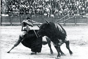 Joselito, toreando con la mano izquierda en una de las plazas españolas en las que triunfó como matador de toros. ::
ESPASA CALPE/