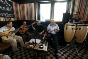 'La Tienduca' es el escenario los domingos para disfrutar de los boleros. :: DANIEL PEDRIZA/
