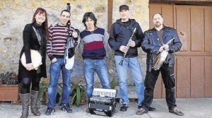 Los miembros de Landeral, Soltxu, Sergio Sordo, Ricardo Bueno, Paco San José y Beibi, tocarán temas del disco que van a publicar en breve. ::
DM/