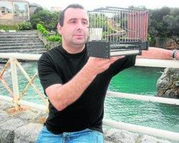 Lázaro posa con 'Manolín', el pájaro que le ha hecho llegar tan alto. :: E. RUIZ/