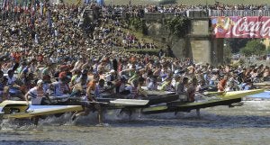 Cerca de mil palistas participaron en la multitudinaria salida del Descenso Internacional del Sella. :: REUTERS/