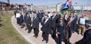 Veteranos del Ejército del Aire, ayer, en La Albericia. ::
ROBERTO RUIZ/