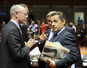 El presidente del Consejo Europeo, Van Rompuy, habla con Sarkozy en un descanso de la cumbre que finalizó ayer en Bruselas. :: AFP/