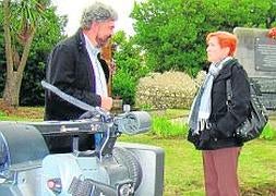 El cineasta cántabro Vicente Vega y la hija de El Cariñoso, durante el rodaje del documental en el cementerio de Ciriego. :: DM/