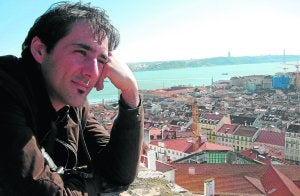 El autor cántabro, buscando la inspiración lejos de las tinieblas y a orillas del Tajo. :: DM/