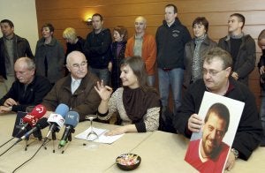 Varios de los exalcaldes absueltos, ayer, durante una rueda de prensa en Bilbao. ::
EFE/