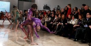 Con un espectáculo de danza dio comienzo ayer en la Biblioteca Central de Cantabria el encuentro internacional de jóvenes diseñadores. ::
DANIEL PEDRIZA/