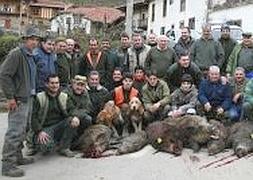 Cuadrilla 141, capitaneada por Celestino Cuevas, con el cupo que consiguió en Bicobres Norte. :: P. ÁLVAREZ/