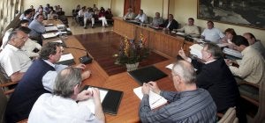 La Corporación municipal de Piélagos -en la imagen durante una sesión plenaria- variará sustancialmente tras las elecciones. :: S. I./