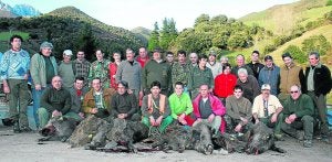 Componentes de la cuadrilla 55, de Lebeña, con los jabalíes que abatió el pasado fin de semana en Arabedes. :: PEDRO ÁLVAREZ/