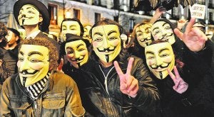 Protestas de los internautas durante la ceremonia de entrega de los Goya. ::
JAVIER SORIANO/AFP/